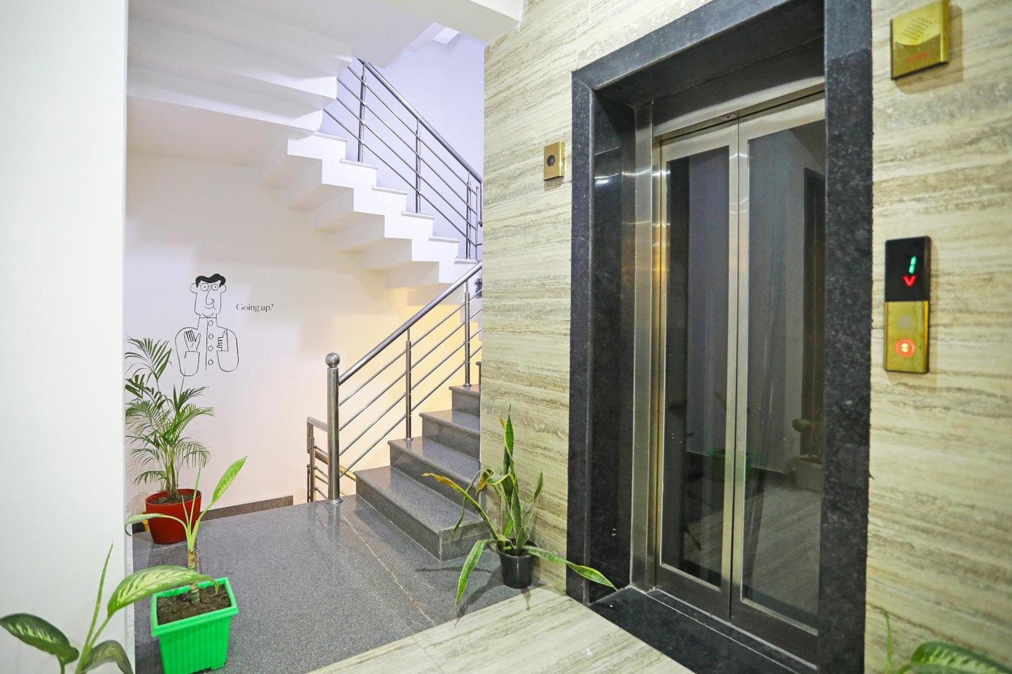 Super Townhouse Cloud Bay, Near Genpact, Sector-69, Gurgaon Hotel Exterior photo
