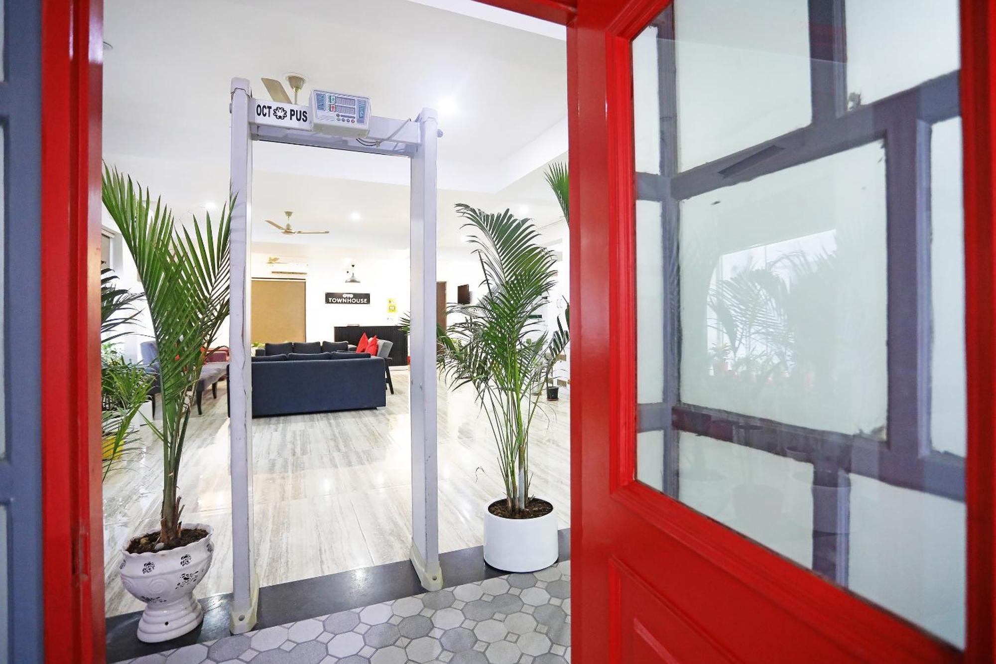Super Townhouse Cloud Bay, Near Genpact, Sector-69, Gurgaon Hotel Exterior photo