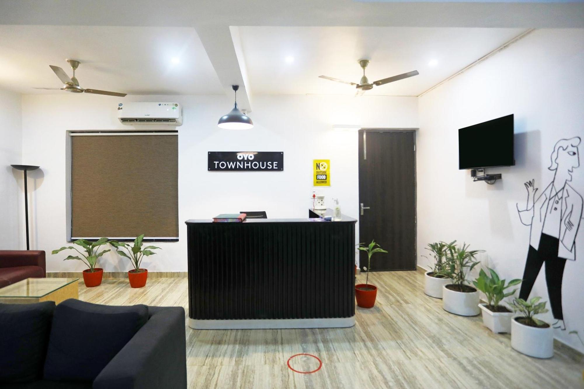 Super Townhouse Cloud Bay, Near Genpact, Sector-69, Gurgaon Hotel Exterior photo